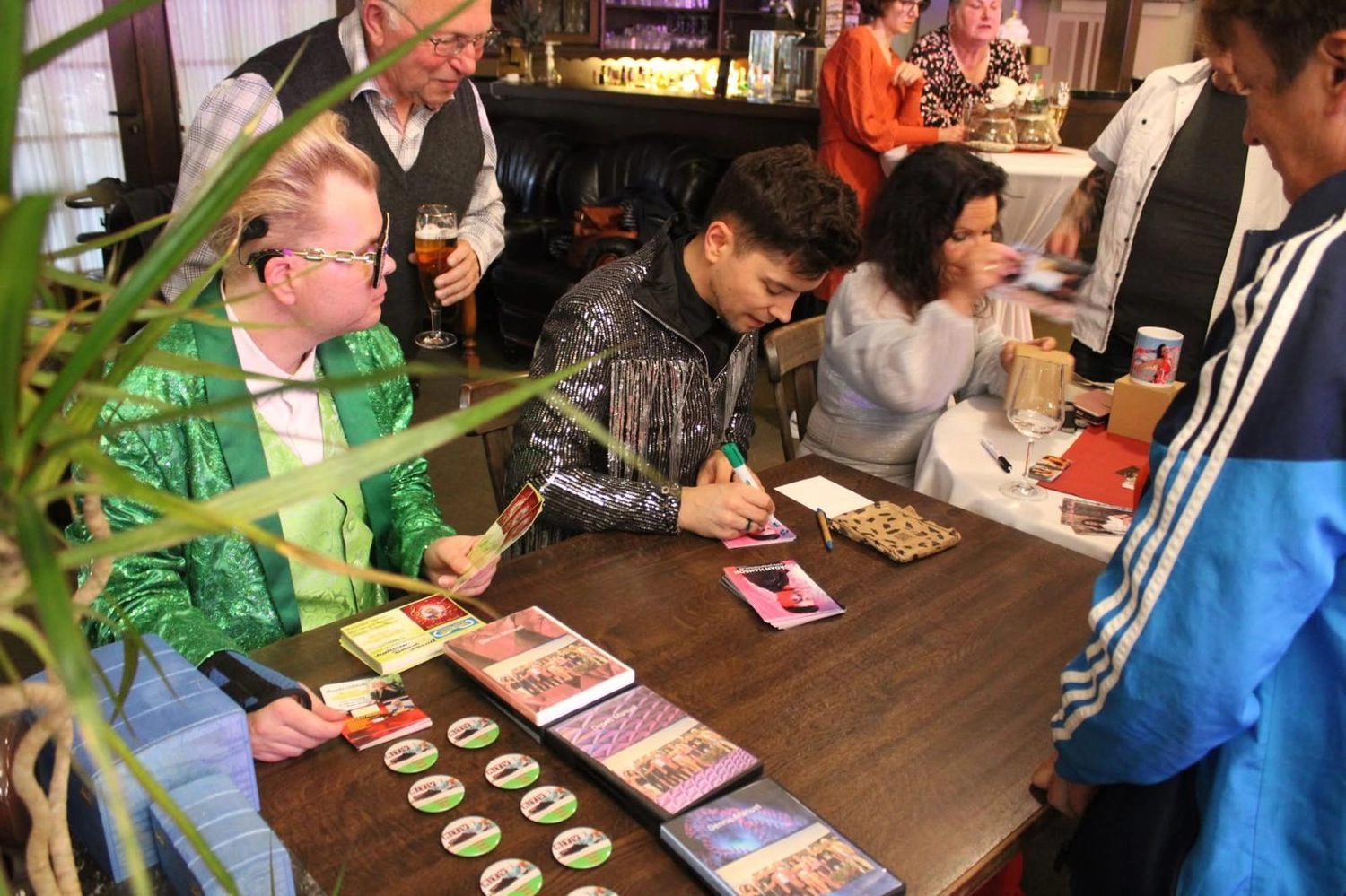 Jordan Hanson - Sänger - Leute essen